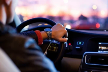 சொகுசு காரில் வைத்தியரின் மோசமான செயல்; நண்பருடன் கைது