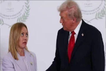 அழகா இருக்கீங்க; புகைபிடிப்பதை நிறுத்தலாம்ல.. பெண் பிரதமருக்கு அட்வைஸ்!