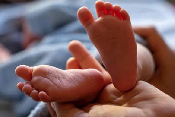 பள்ளியில் குழந்தையைப் பெற்றெடுத்த 9ஆம் வகுப்பு மாணவி - பகீர் சம்பவம்! | 9Th Student Delivers Baby School Bathroom Karnatak