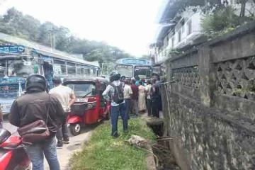 முச்சக்கரவண்டியுடன் மோதி கடைக்குள் புகுந்த பஸ்; இளம் தாய் பரிதாப மரணம்