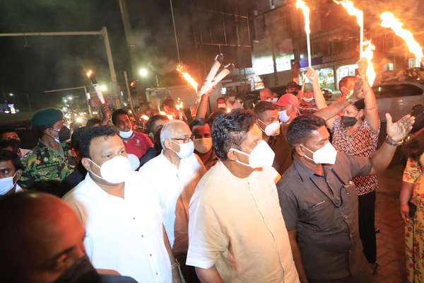 அராஜக அரசாங்கத்தை தோற்கடிக்க ஒன்றிணைவோம்! நள்ளிரவில் தீப்பந்தத்துடன் போராட்டம் - ஐபிசி தமிழ்