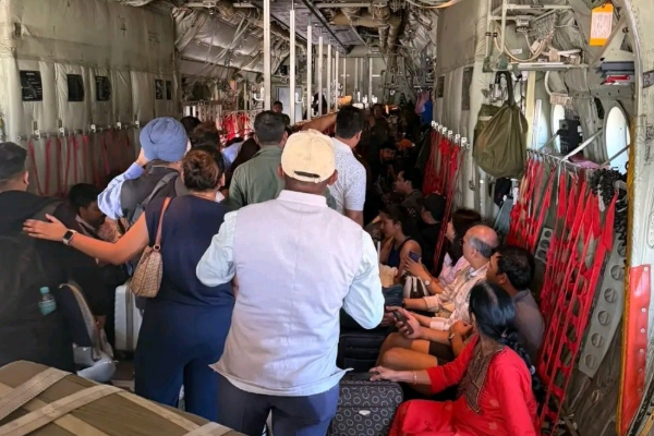 இலங்கையில் சிக்கிய இந்தியர்கள் நாட்டுக்கு அனுப்பிவைப்பு | Indians Stranded In Sri Lanka To Be Repatriated