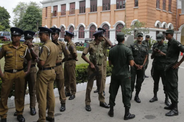 போலி கைத்துப்பாக்கியுடன் நீதிமன்றுக்கு சென்ற பெண்ணின் பின்னணி தொடர்பில் சந்தேகம் | Woman With Gun Went To Awisawella Court போலி கைத்துப்பாக்கியுடன் நீதிமன்றுக்கு சென்ற பெண்ணின் பின்னணி தொடர்பில் சந்தேகம் | Woman With Gun Went To Awisawella Court