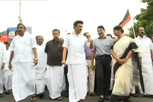 கலைஞரின் 4-ம் ஆண்டு நினைவுதினம்: முதல்வர் மு.க.ஸ்டாலின் தலைமையில் அமைதி பேரணி | Karunanidhi Memorial Day Cm Stalin கலைஞரின் 4-ம் ஆண்டு நினைவுதினம்: முதல்வர் மு.க.ஸ்டாலின் தலைமையில் அமைதி பேரணி | Karunanidhi Memorial Day Cm Stalin