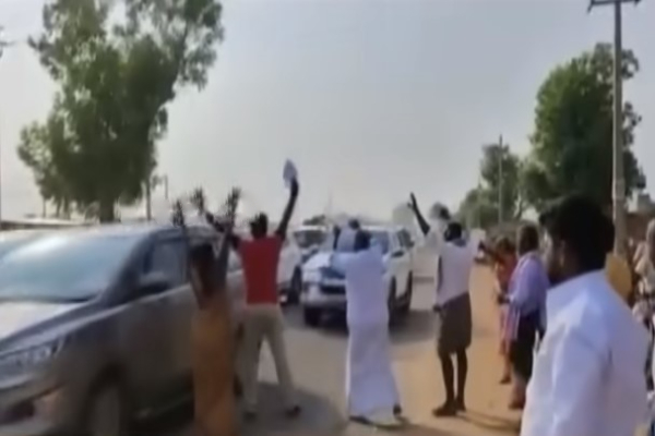 Farmers ran across the Chief Minister Farmers ran across the Chief Minister