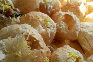 சூடான மொறு மொறு சீஸ் பூரி செய்வது எப்படி தெரியுமா?