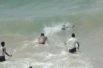 பாணந்துறை கடலில் ஐவரின் உயிரை காத்த பொலிஸார்