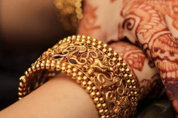 உச்சத்தில் இருந்த நிலையில் இறங்கிய தங்கம் விலை - எவ்வளவு தெரியுமா?