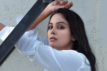 சட்டை பட்டன் போடாமல் மிக மிக மோசமாக போஸ் கொடுத்த நடிகை சாந்தினி