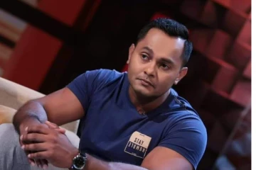 මේ කාලකණ්ණි එලවන්න වරෙල්ලා.. විශ්ව ලංකා රටම.සවේදි කරමින් අවදි කළ හඩ.. (VIDEO)