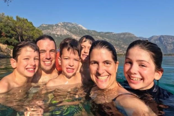 கனடாவை சேர்ந்த 6 பேர் கொண்ட குடும்பம் மொத்த உலகையும் சுற்றும் ஆச்சரியம்! பின்னணியில் கண்ணீர் காரணம் | Canada Family World Tour Reason Kids