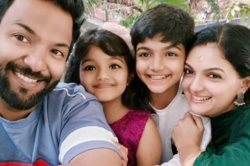 பிரபல நடிகை சரண்யா மோகனின் குடும்ப புகைப்படம்