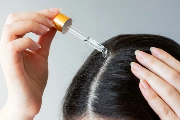 தலைக்கு எண்ணெய் தேய்க்கும் போது இந்த தவறை மட்டும் செய்யாதீங்க