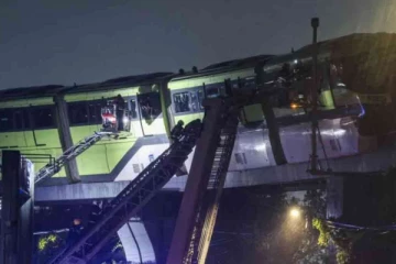 அந்தரத்தில் சிக்கிய 582 பயணிகள் ; பல மணி நேரம் நீடித்த போராட்டம்