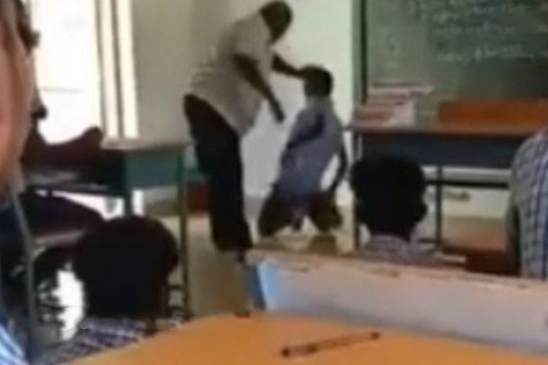 முல்லைத்தீவில் பாடசாலை மாணவனை தாக்கிய ஆசிரியர் | Teacher Assaulted A School Student In Mullaitivu