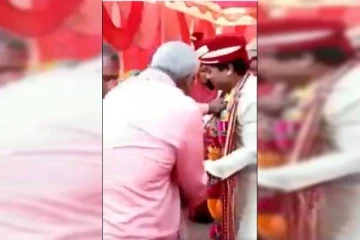 மணமேடையில் மாமனாரிடம் செருப்பால் அடி வாங்கிய மாப்பிள்ளை! கலாய்த்து தள்ளும் இணையவாசிகள்