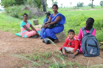 எரிபொருள் விலையேற்றம்: இடை நிறுத்தப்பட்ட பேருந்து சேவைகள் (Photos)