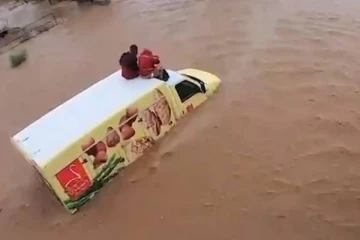 பயங்கர வெள்ளத்தில் சிக்கிய டிரக்.. உயிரை கையில் பிடித்துக்கொண்டு தவித்த பயணிகள்! அந்தரத்தில் கடவுள் போல வந்து காப்பாற்றிய நபரின் வீடியோ