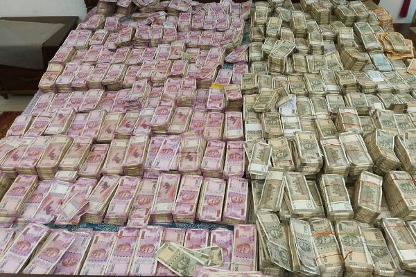 கட்டு கட்டாய் பணம் - முன்னாள் மத்திய அரசு அதிகாரி வீட்டில் ரூ.38 கோடி பறிமுதல் | 38 Crore Seized Former Central Government Official கட்டு கட்டாய் பணம் - முன்னாள் மத்திய அரசு அதிகாரி வீட்டில் ரூ.38 கோடி பறிமுதல் | 38 Crore Seized Former Central Government Official