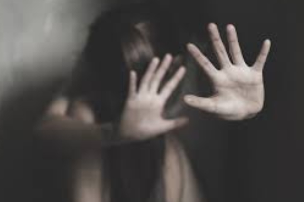 சிறுமி துஷ்பிரயோகம் - தாயும் சகோதரியின் கணவரும் கைது - ஐபிசி தமிழ்