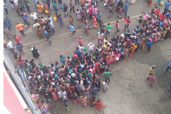 கொழும்பில் பதற்றம்! பொலிஸார் மீது தாக்குதல் (Photo) | Tense Situation In Kotahena Petrol Shed
