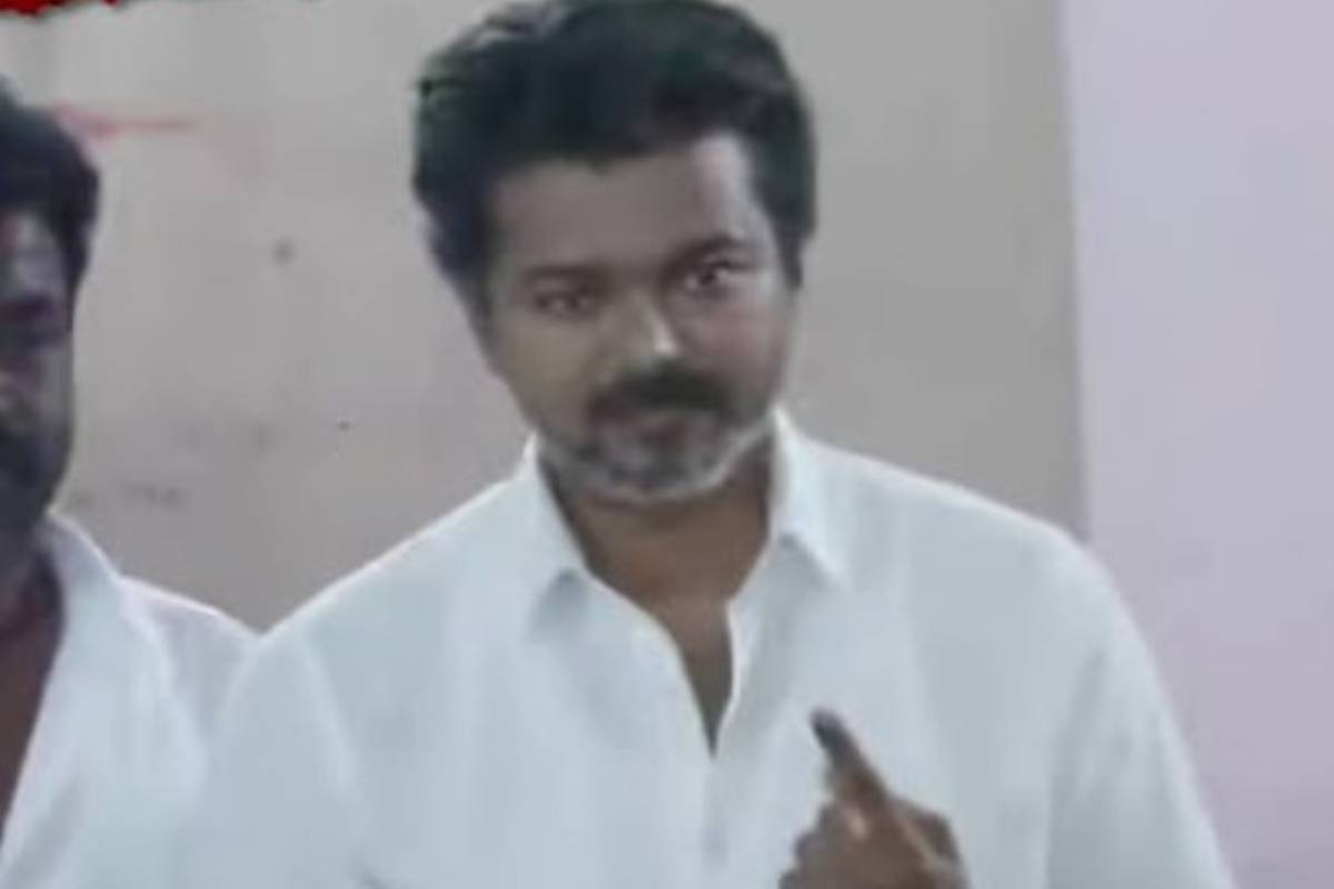 அரசியல் களத்தில் பலரின் நம்பிக்கை வாக்களிக்க வந்த TVK விஜய்...போட்டோ | Actor Politician Vijay Cast His Vote