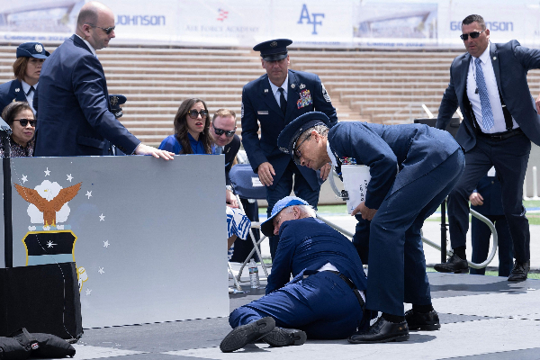 திடீரென தடுமாறி கீழே விழுந்தார் அமெரிக்க அதிபர் ஜோபைடன் | Us President Joe Biden Stumbled And Fell Down