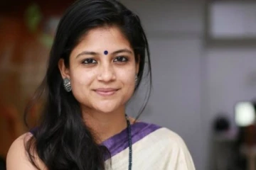 பயமில்லாமல் நெருப்புடன் விளையாடும் நடிகை அதிதி பாலன்.. ஷாக்கிங் வீடியோ..