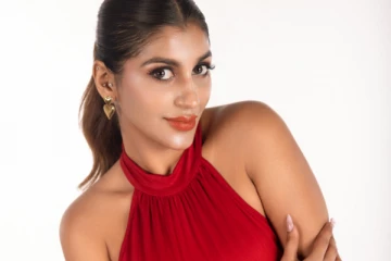 யாஷிகா ஆனந்த் ரெட் ஹாட் உடையில் கவர்ச்சி போட்டோஷூட்