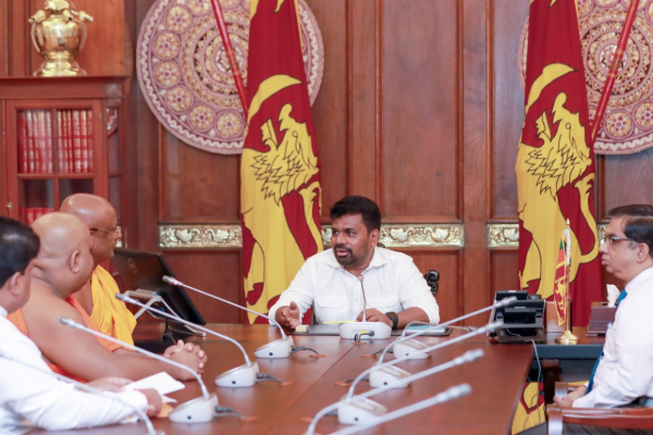 நாட்டையும் மீள் கட்டியெழுப்பும் ஜனாதிபதியின் முயற்சியை நேரில் பாராட்டிய தேரர்கள் | Asgiriya Theros Express Appreciation To President நாட்டையும் மீள் கட்டியெழுப்பும் ஜனாதிபதியின் முயற்சியை நேரில் பாராட்டிய தேரர்கள் | Asgiriya Theros Express Appreciation To President