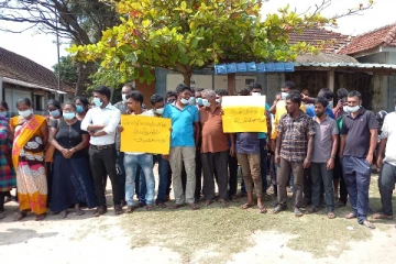 சம்பளத்தை உரிய காலப்பகுதியில் வழங்குமாறு கோரி ஊழியர்கள் கவனயீர்ப்பு(Photos)