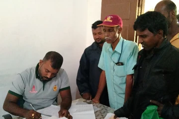 கிளிநொச்சியில் யூரியா விநியோகம்: மகிழ்ச்சியில் விவசாயிகள்(Photos)