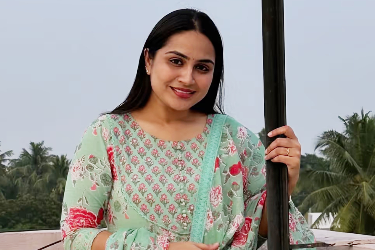 கருப்பு நிற சேலையில் விதவிதமாக போஸ் கொடுத்த சீரியல் நடிகை சல்மா அருண்.. வீடியோ இதோ | Serial Actress Salma Arun Black Saree Video