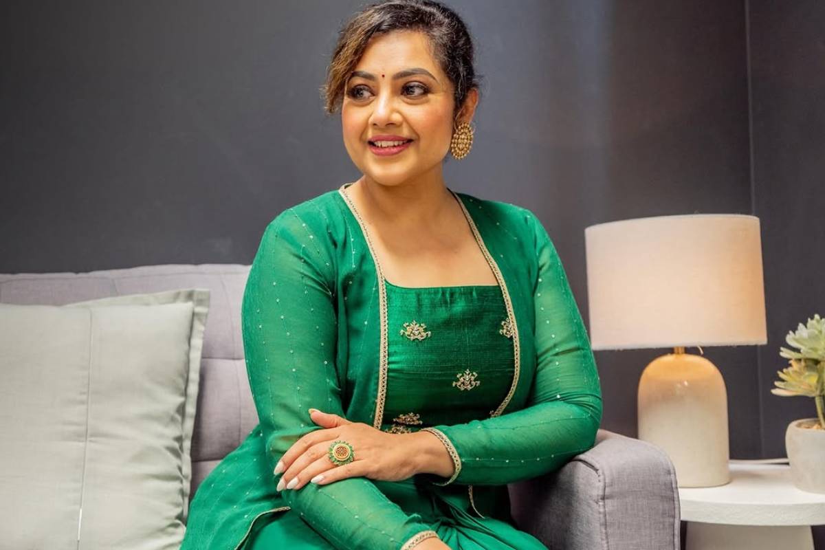 ரூ. 10 கோடி ஆடம்பர பங்களா..ரூ. 100 கோடியை அள்ளிய நடிகை மீனா!! இப்படியொரு பிளானா? | Meena Recently Sold Her House For 100 Crores ரூ. 10 கோடி ஆடம்பர பங்களா..ரூ. 100 கோடியை அள்ளிய நடிகை மீனா!! இப்படியொரு பிளானா? | Meena Recently Sold Her House For 100 Crores