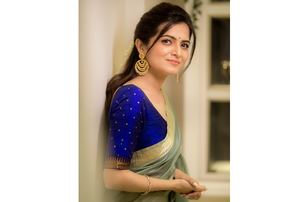 தொகுப்பாளினி டிடியா இது? புடவையில் பார்த்து கண் வைக்கும் ரசிகர்கள்....என்ன ஒரு அழகு! | Divya Dharshini Viral Photos