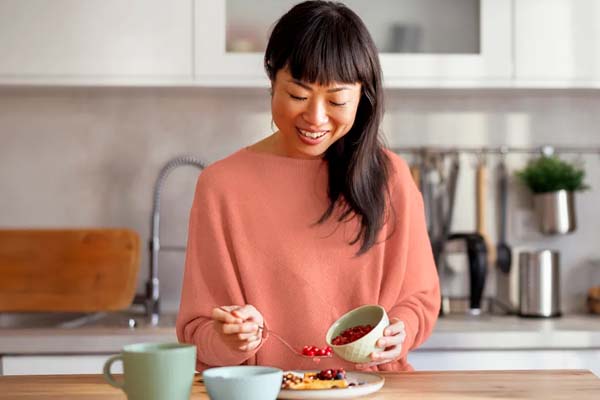 எப்பொழுதும் ஆரோக்கியமாக இருக்க வேண்டுமா? இந்த திசையில் அமர்ந்து சாப்பிடாதீங்க | Which Direction Sit And Eat In Is Good For Health