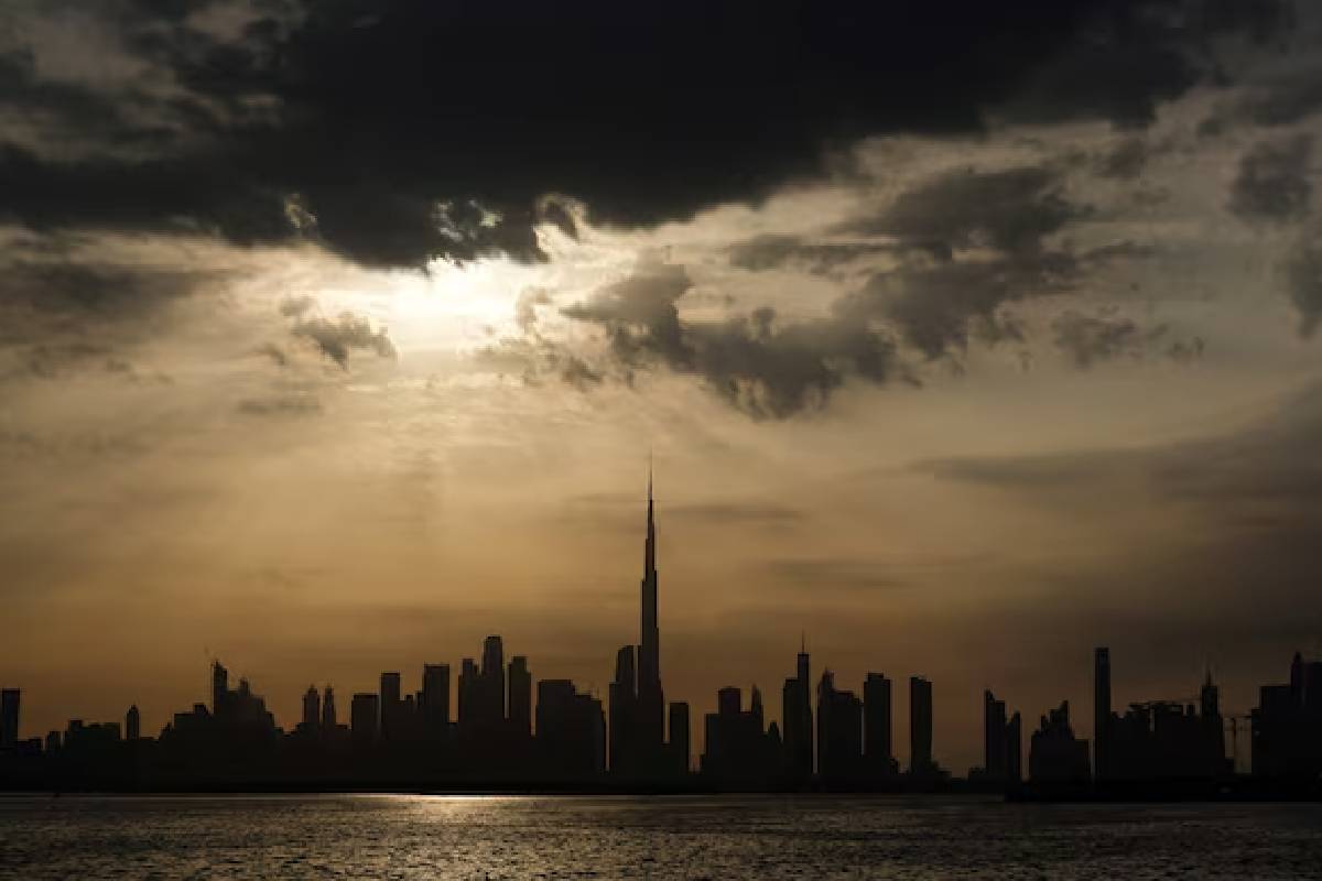 வான்பரப்பை அவசரமாக மூடிய ஐக்கிய அரபு இராஜ்ஜியம்! நடுவானில் சுட்டுவீழ்த்தப்படும் ட்ரோன்கள் | Uae Temporarily Closes Airspace Drone Threats Iran