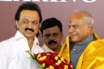 தமிழகத்தில் ஆட்சி அமைக்க திமுக தலைவர் முக ஸ்டாலினுக்கு ஆளுநர் முறைப்படி அழைப்பு