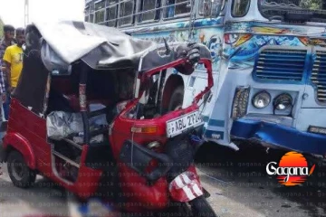 පවුල පිටින් ආපු ත්‍රිරෝද රථයක බස් රථයේ ගැටී බිහිසුණු අනතුරක් - එක් අයෙක් මරුට 4කට බරපතළයි