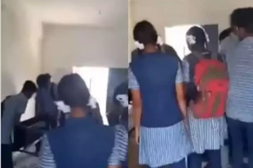 அரசு பள்ளியில் எல்லை மீறும் மாணவர்கள்....பரபரப்பை ஏற்படுத்திய அதிர்ச்சி காட்சி