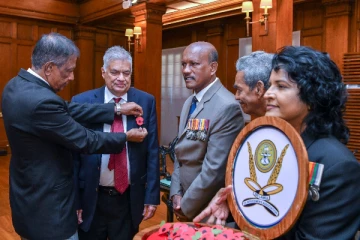 அதிபர் ரணிலுக்கு பொப்பி மலர் அணிவிப்பு