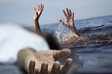 கடலில் மூழ்கி இருவர் உயிரிழப்பு (Photos)