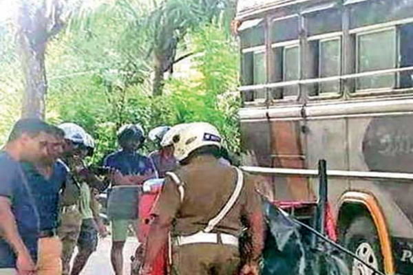 முச்சக்கரவண்டி விபத்தில் தந்தையும் மகனும் நேர்ந்த கதி | Father And Son Injured In Trishaw Accident