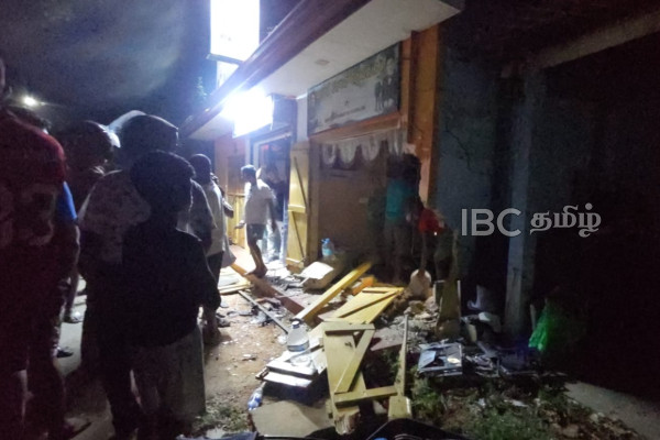 யாழில் தையல் கடைக்குள் புகுந்த கார்...! ஒருவர் கவலைக்கிடம் - இருவர் படுகாயம் | Navaly Temple Crash Injures Three One Critical