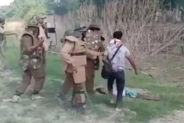 அசாமில் 2 பயங்கரவாதிகள் சுட்டு கொலை - சடலத்தை ஏறி மிதிக்கும் ஒளிப்பதிவாளர், பதைபதைக்கும் காட்சி