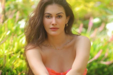 அனேகன் பட நடிகை அமைராவின் வேற லெவல் கவர்ச்சி போட்டோஷூட்