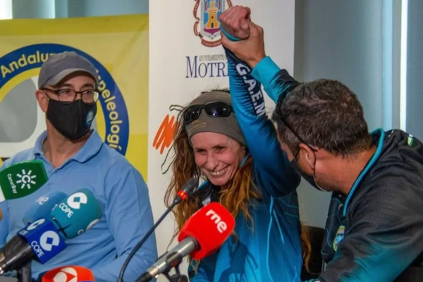 woman came out of the cave after 500 days woman came out of the cave after 500 days