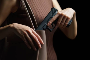 துப்பாக்கியுடன் அடுக்குமாடி குடியிருப்பிற்குள் நுழைந்த பெண்ணால் பரபரப்பு