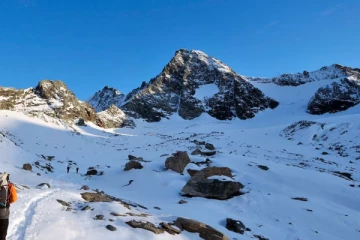 உச்சியை எட்ட முயன்ற காதல்… பனியில் உறைந்த உயிர்!”