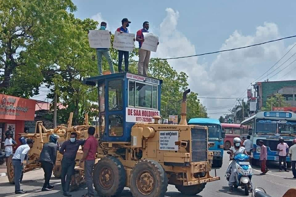 நாட்டின் பல பகுதிகளிலும் பெட்ரோல் விலையேற்றத்தை கண்டித்து களமிறங்கிய மக்கள் (Video) | People Parts Country Protested Petrol Prices